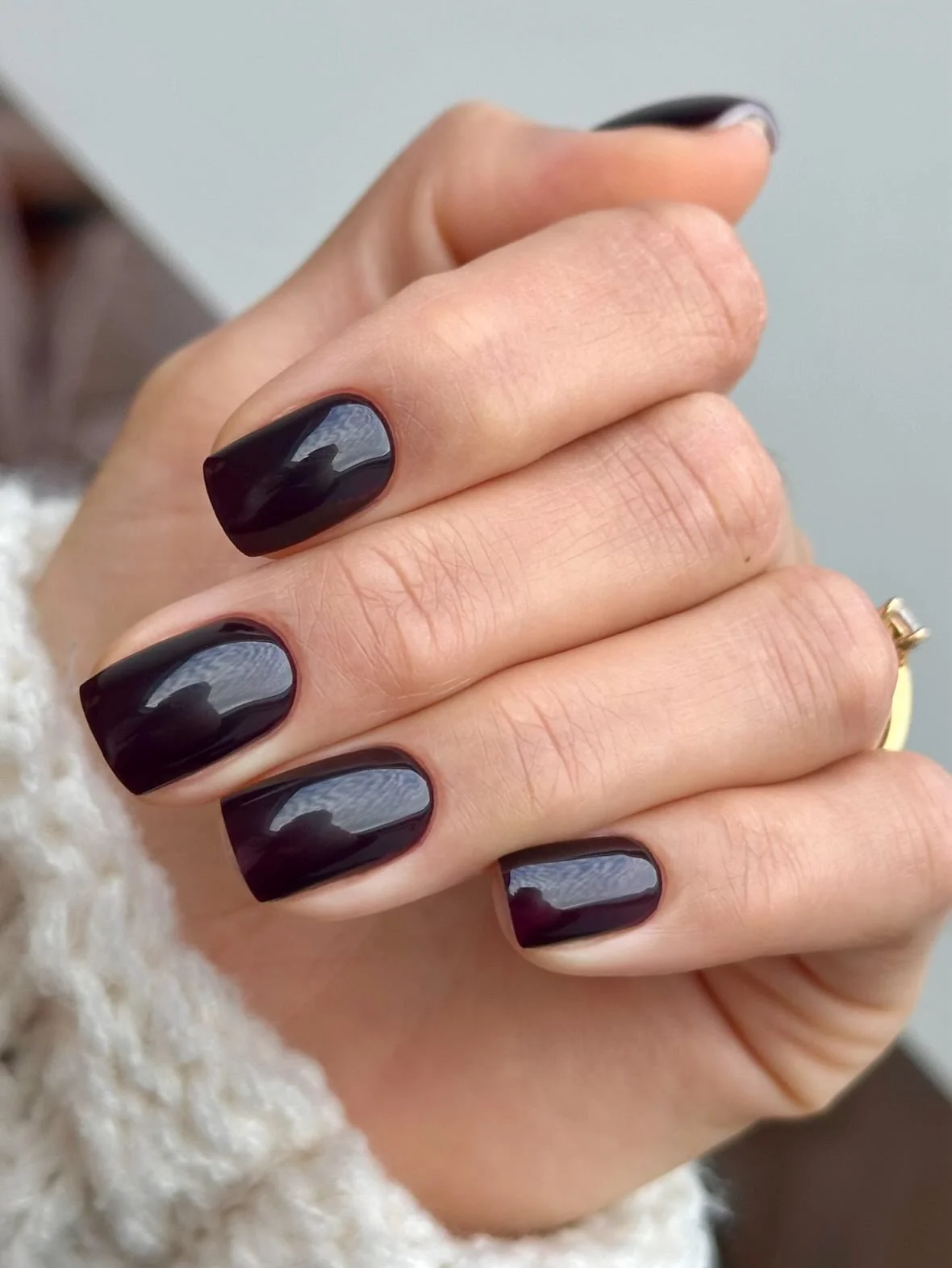 11. Plum Crème Short Nails