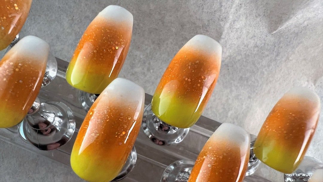 Friendly Ghost Tips - Halloween nail art