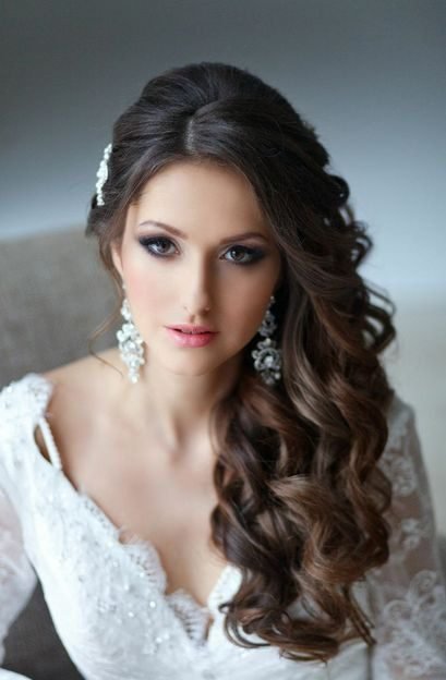 Side-Swept Loose Curls