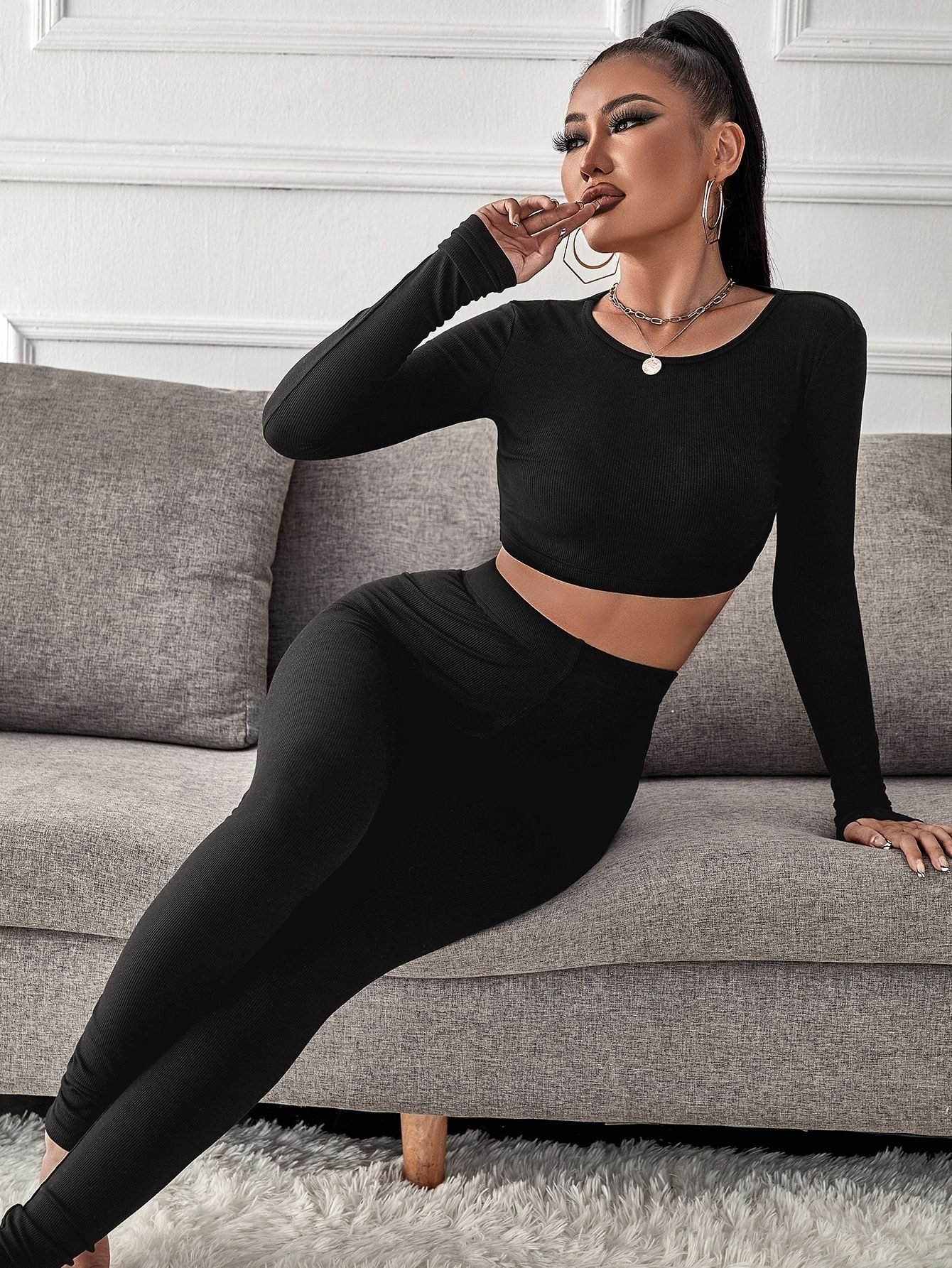 Black long-sleeve crop top and leggings matching set woman