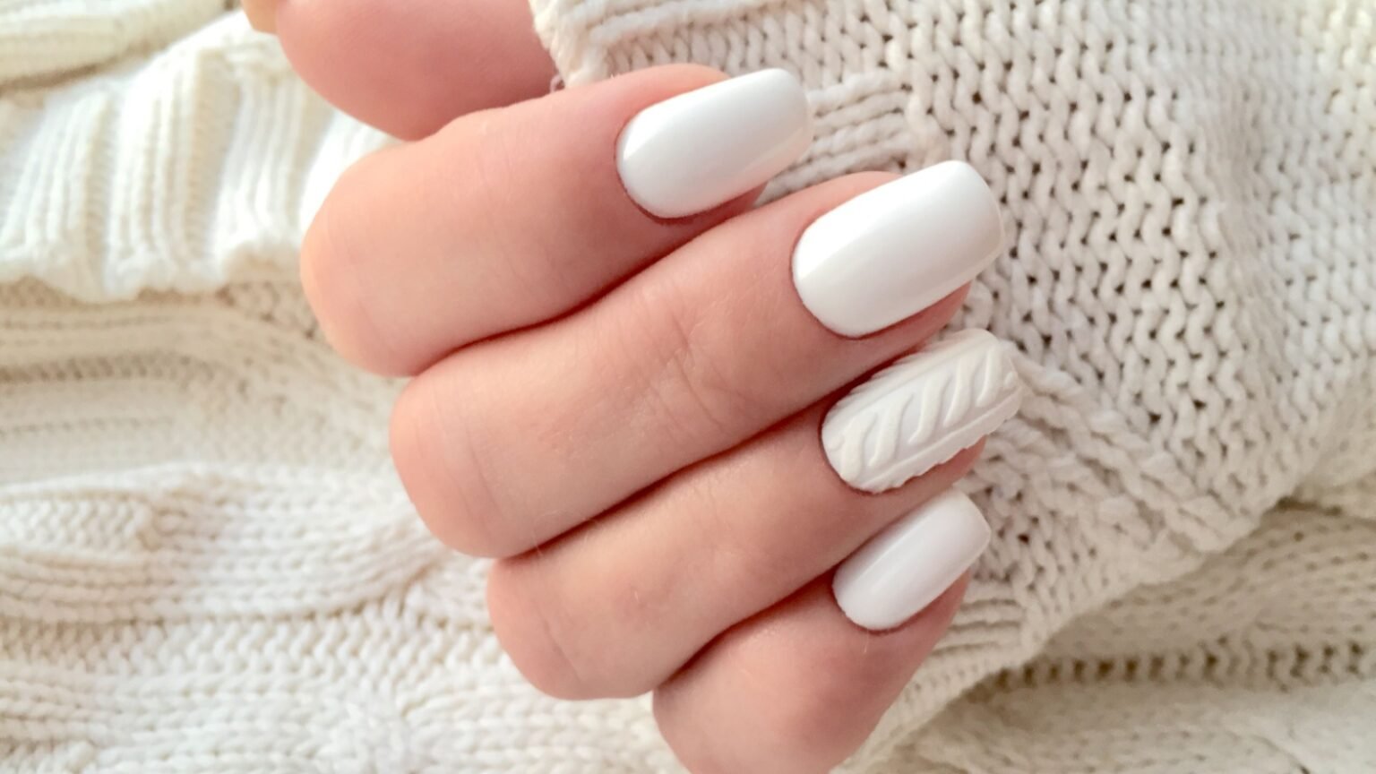 2. Cream Sweater Texture Nails