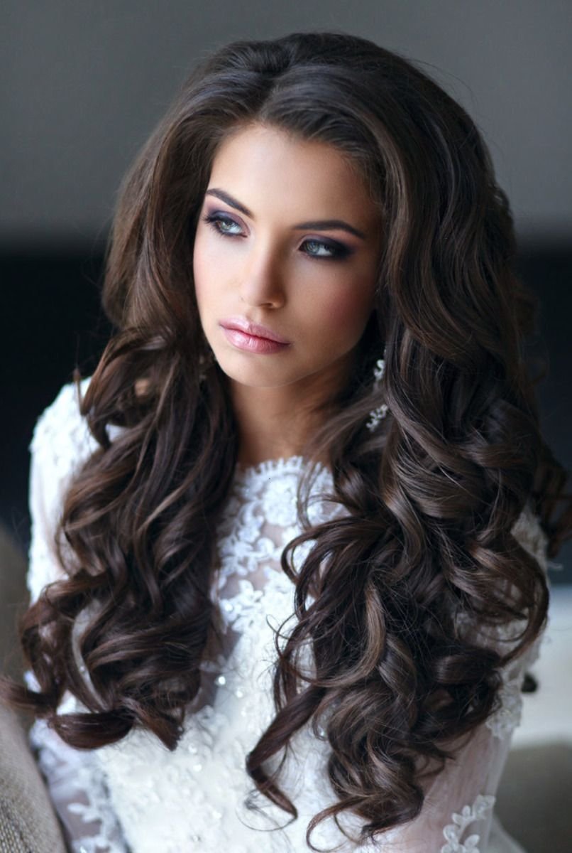 Loose romantic curls witchy hairstyle