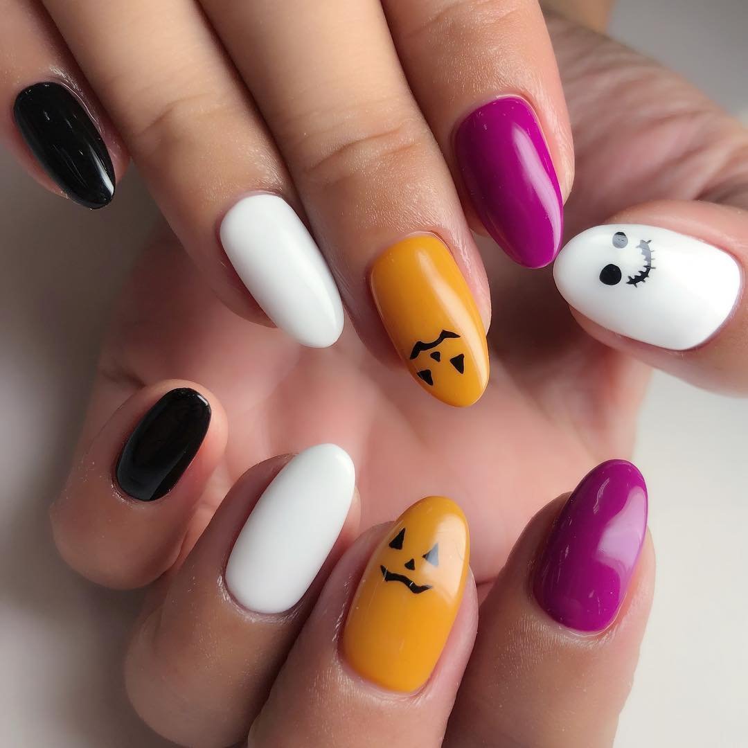 Dotted Spider - Halloween nail art