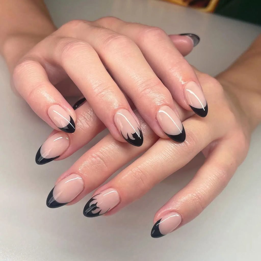 Friendly Ghost Outline - Halloween nail art