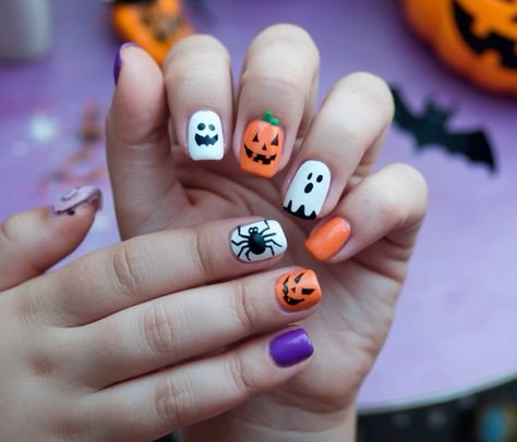 Starry Halloween Night - Halloween nail art