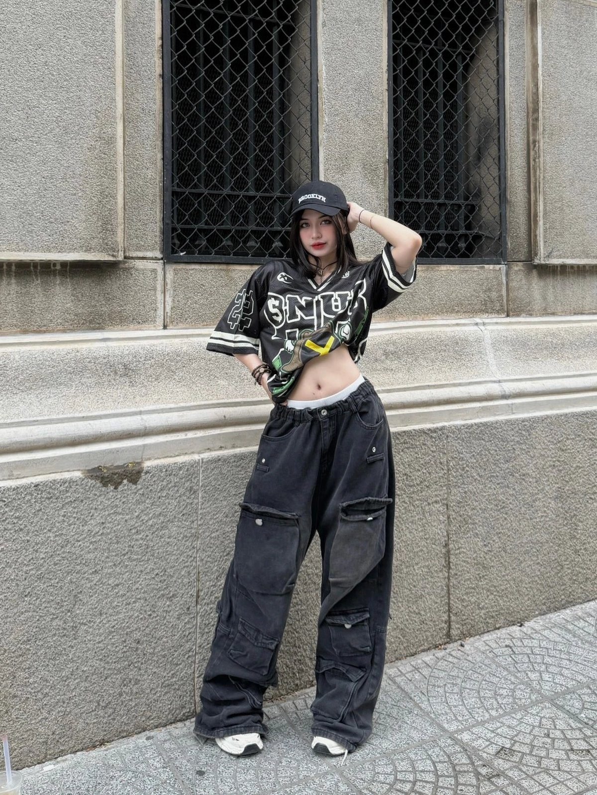 Woman wearing an oversized jersey with cargo pants for street style