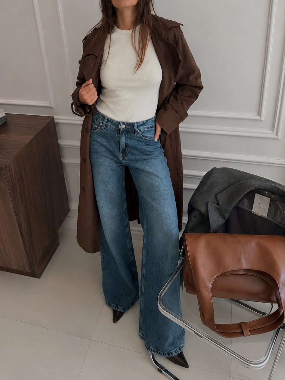 Cropped trench coat with high waisted jeans fall outfit