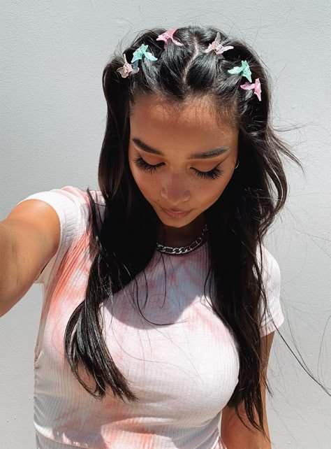 Woman with butterfly clips Lizzie McGuire 00s Halloween costume