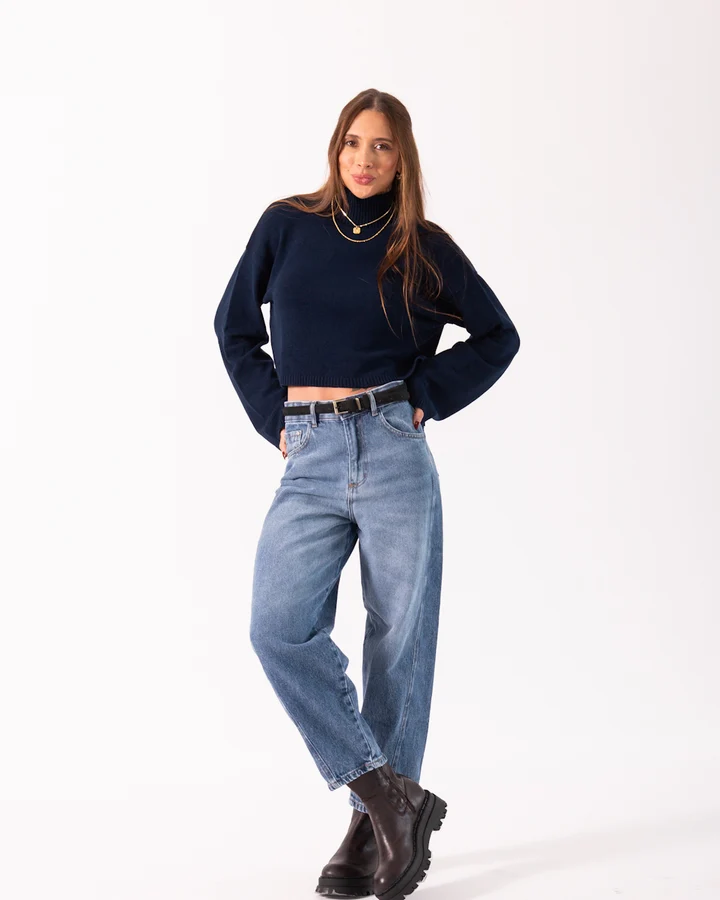 Woman wearing a cropped sweater with high-waist wide-leg jeans and a belt