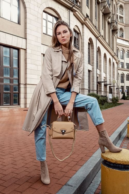 Woman in skinny jeans and brown suede ankle boots street style