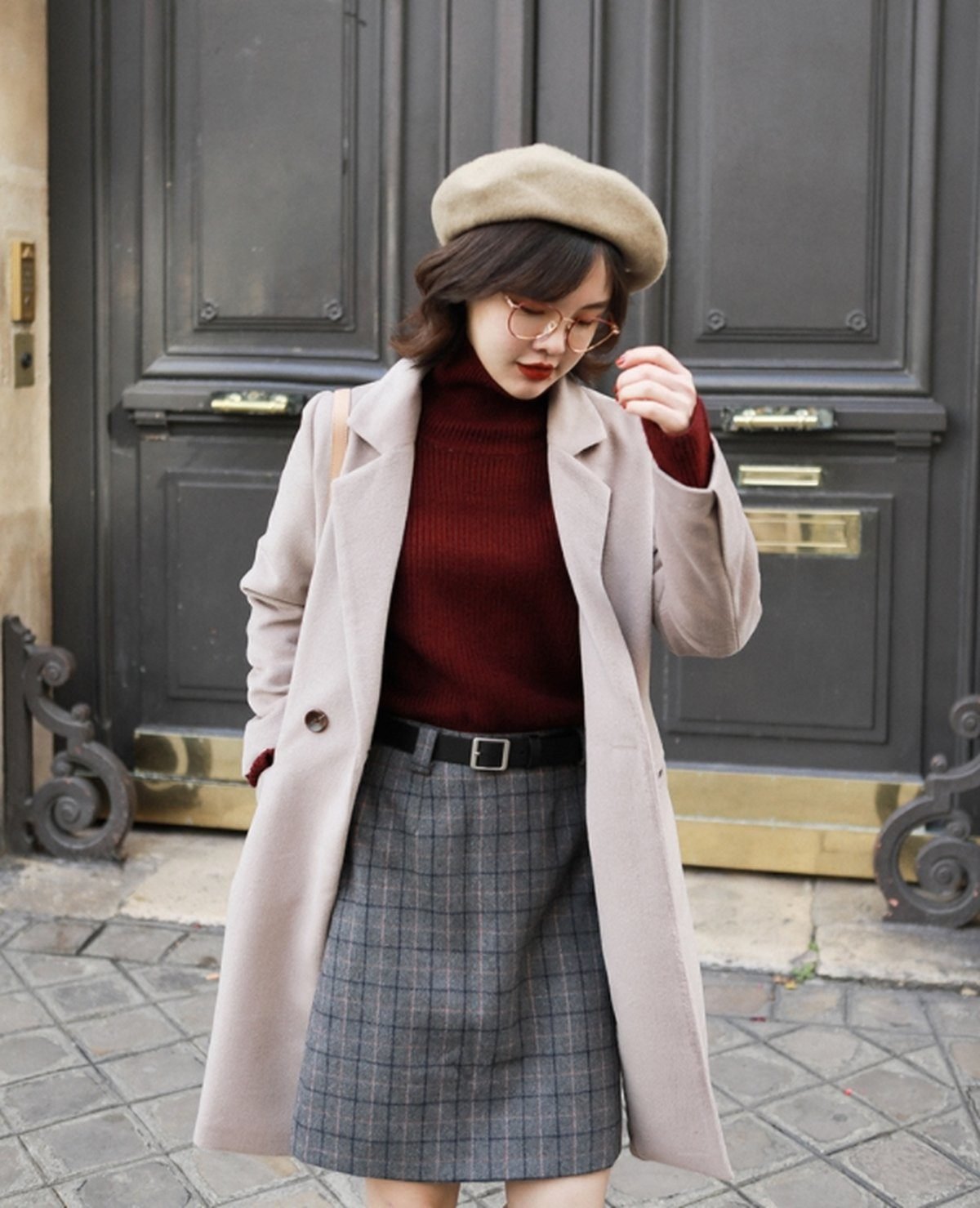 Woman wearing a wool beret with a trench coat in Parisian fall style