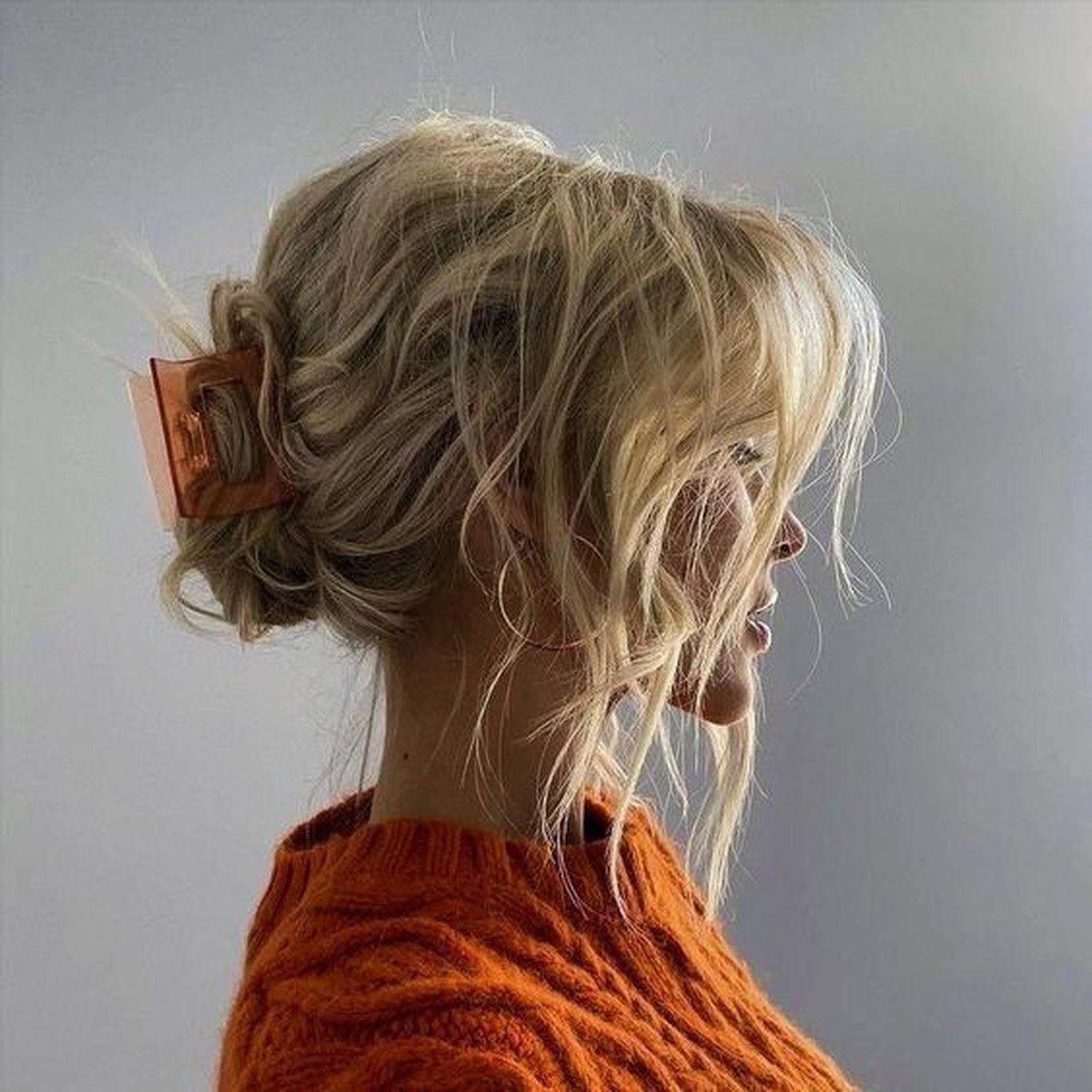 Face-Framing Layers with a Clip hairstyle
