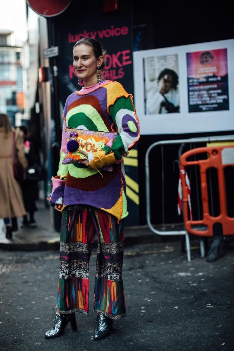 Maximalist fall outfit woman layered bold street style