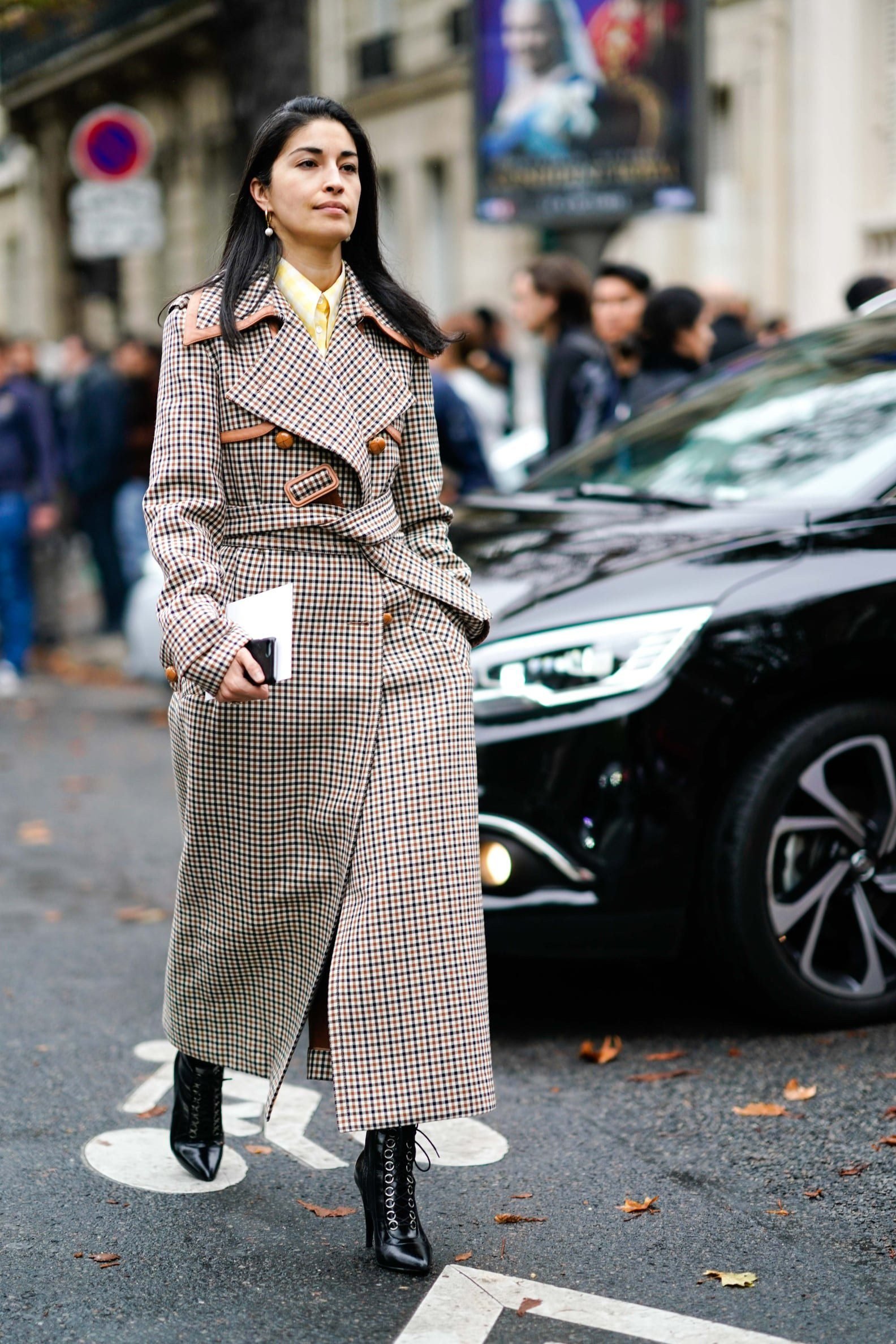 Plaid trench coat layered fall outfit woman bold fashion