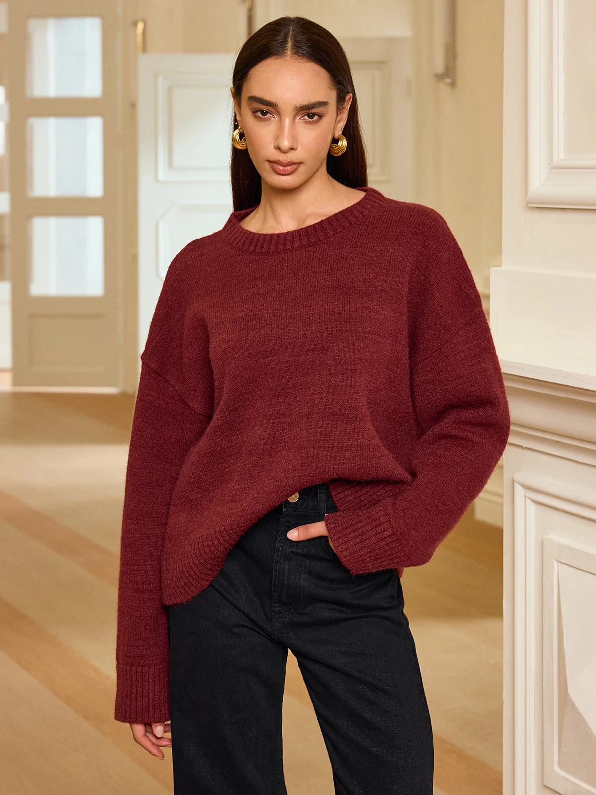 Oversized burgundy sweater with dark jeans fall outfit