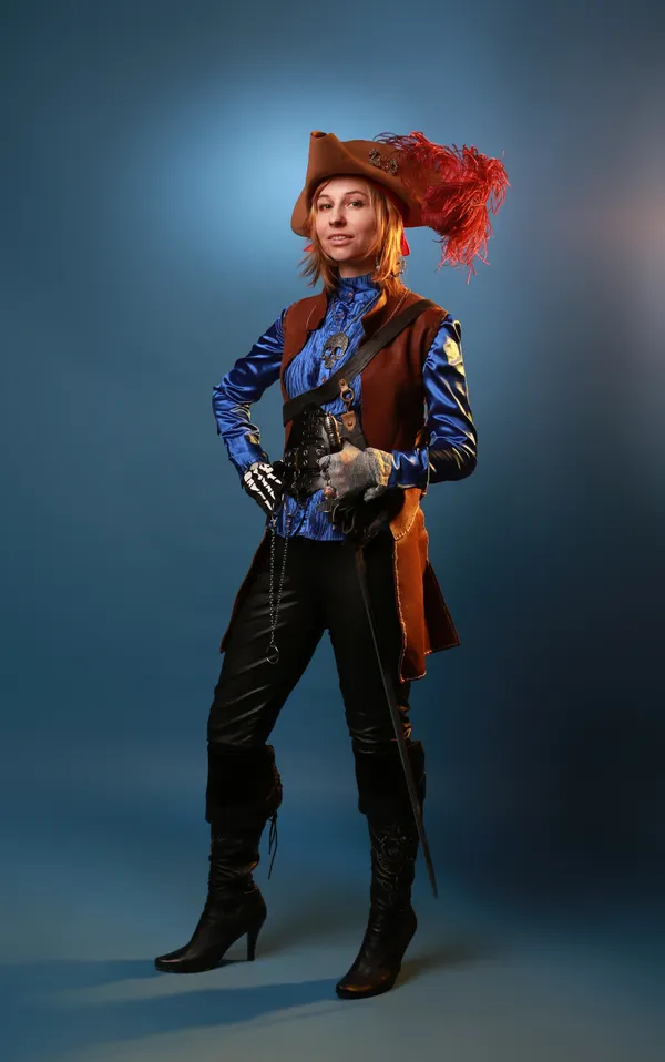 Woman in a pirate queen baddie Halloween costume with hat