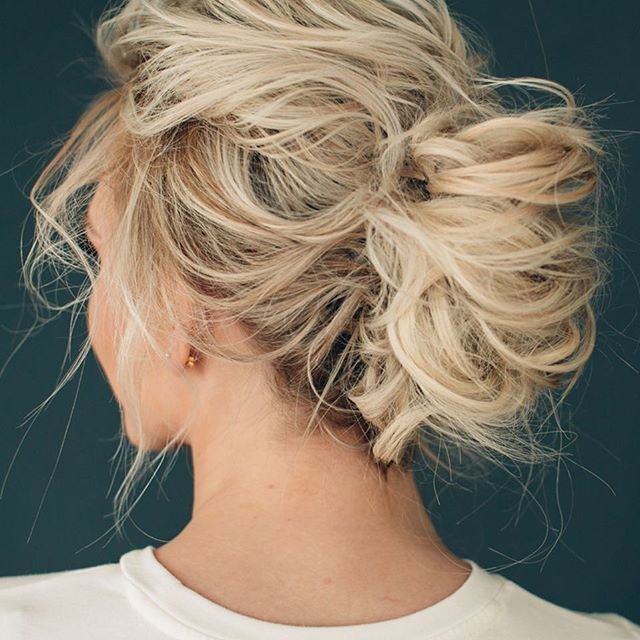Messy bun for thin hair - fuller hair illusion idea 14