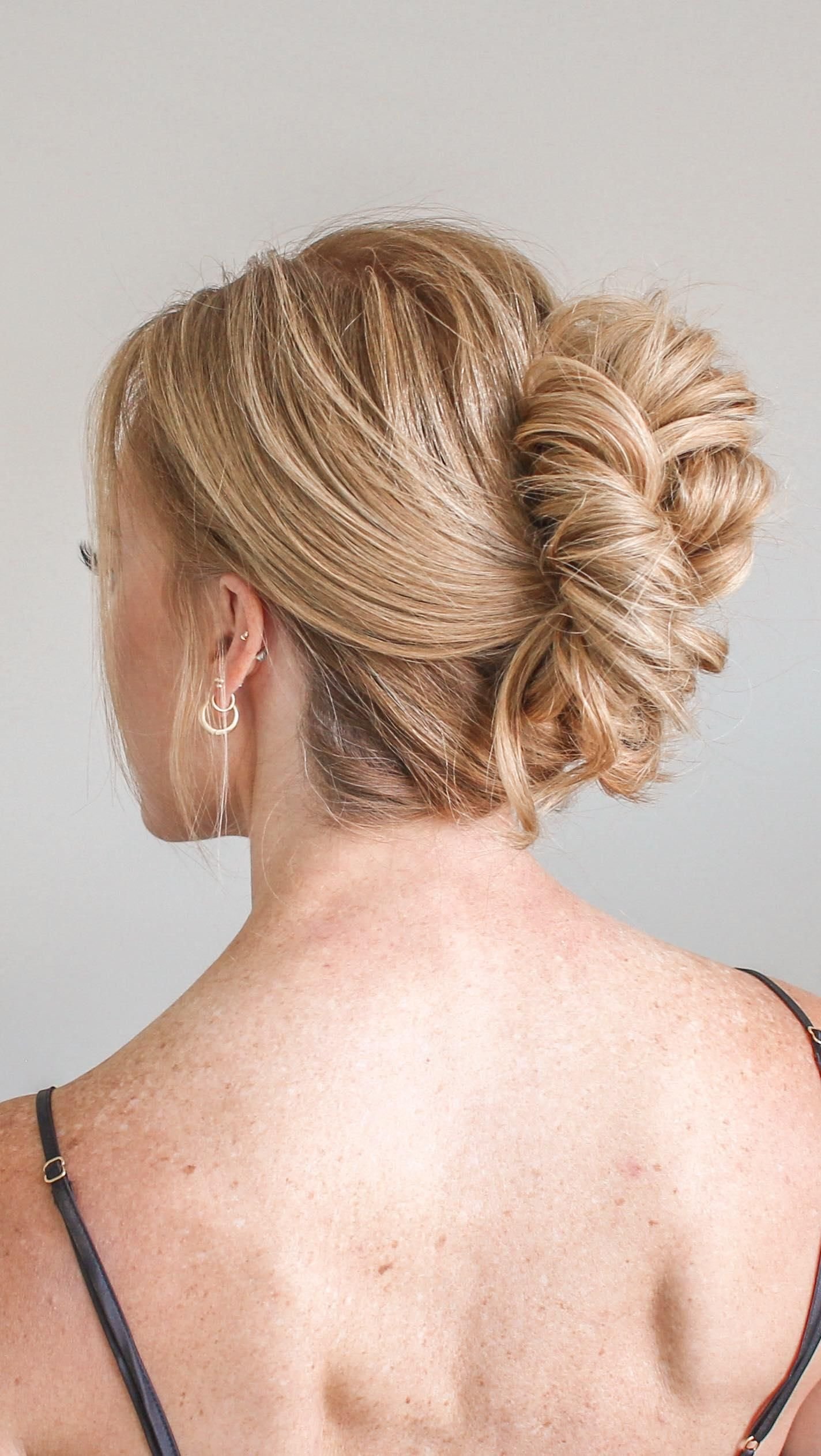 Messy bun for thin hair - fuller hair illusion idea 16