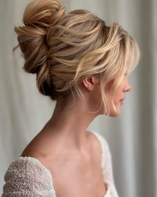 Messy bun for thin hair - fuller hair illusion idea 21