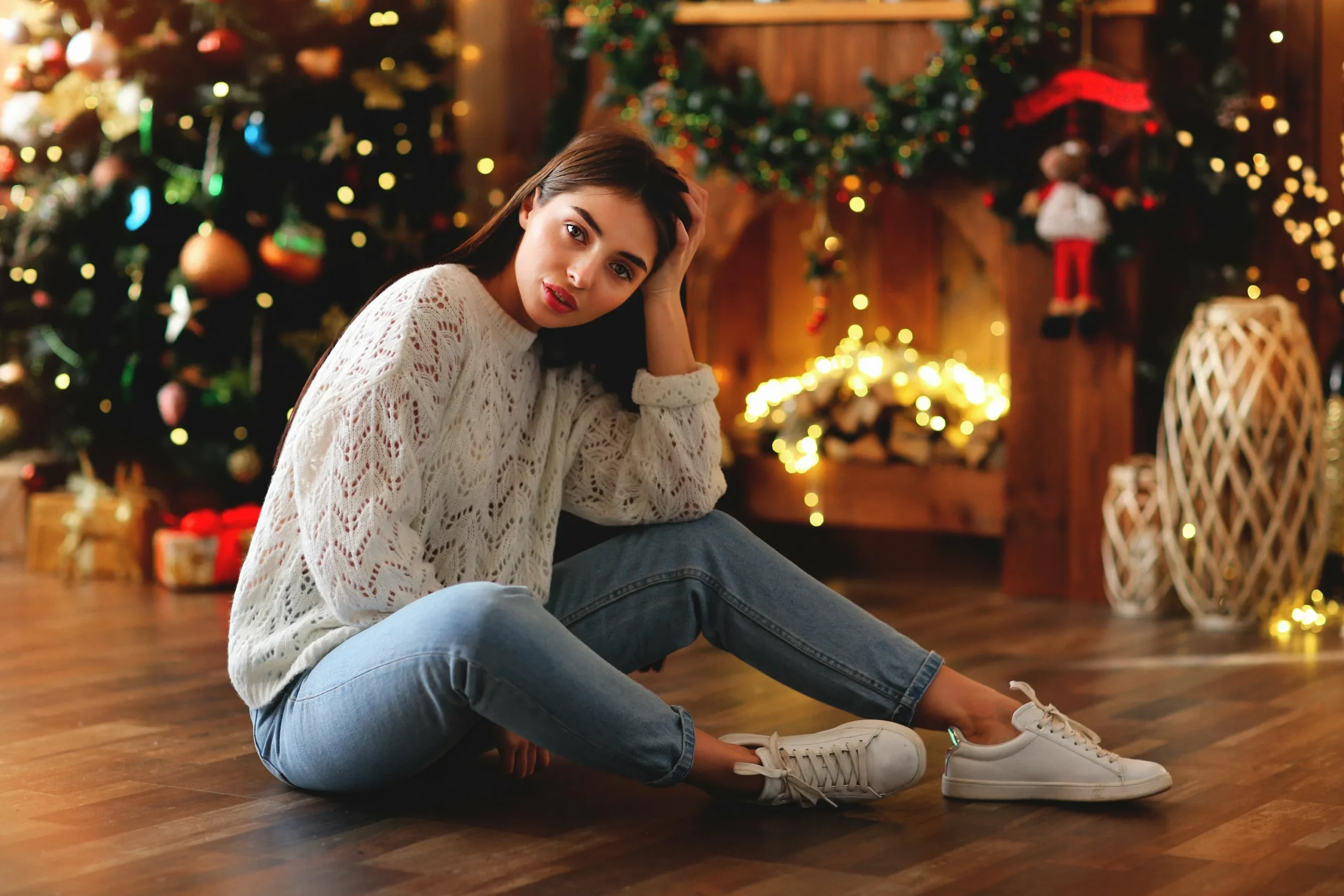Woman in white sweater with jeans christmas photos