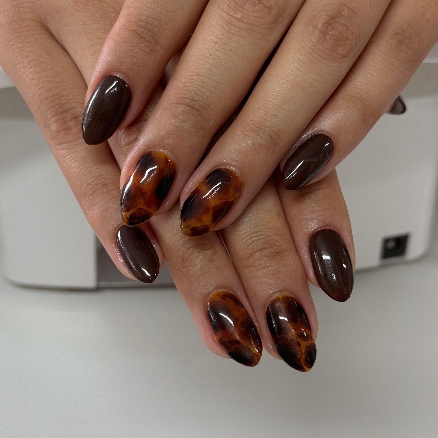 Caramel tortoiseshell nail art