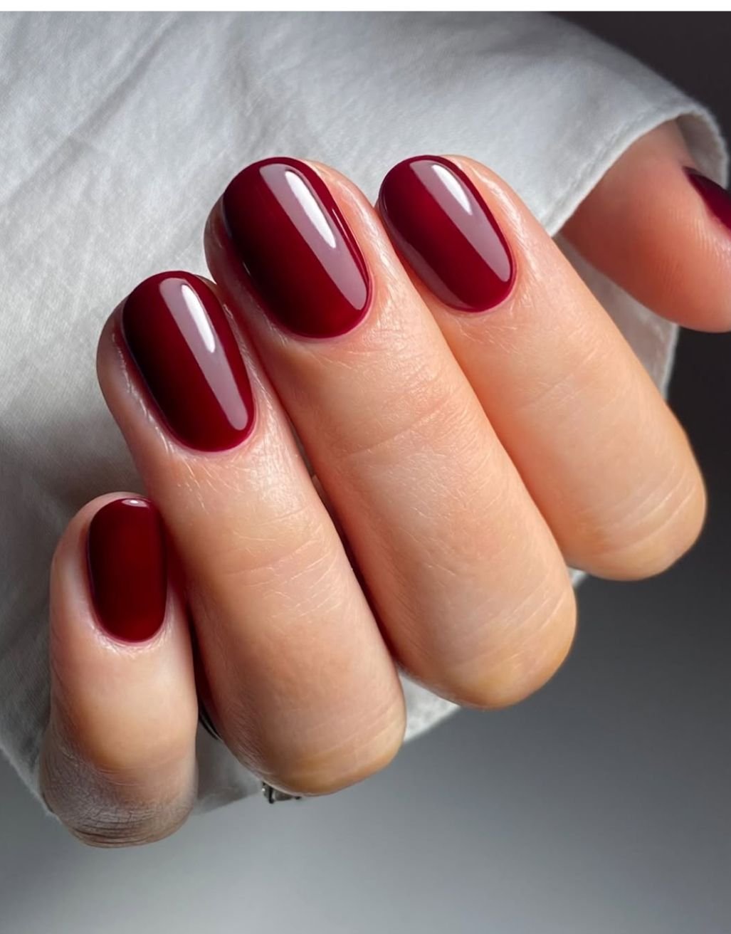 Glossy burgundy short nails
