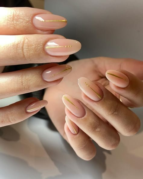 Short nails with thin gold line art