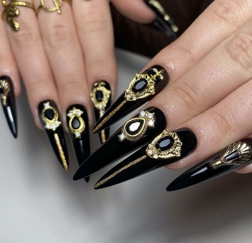 black and gold nye nails