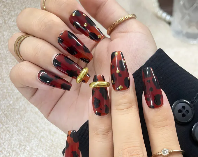 Tortoise shell short almond nails