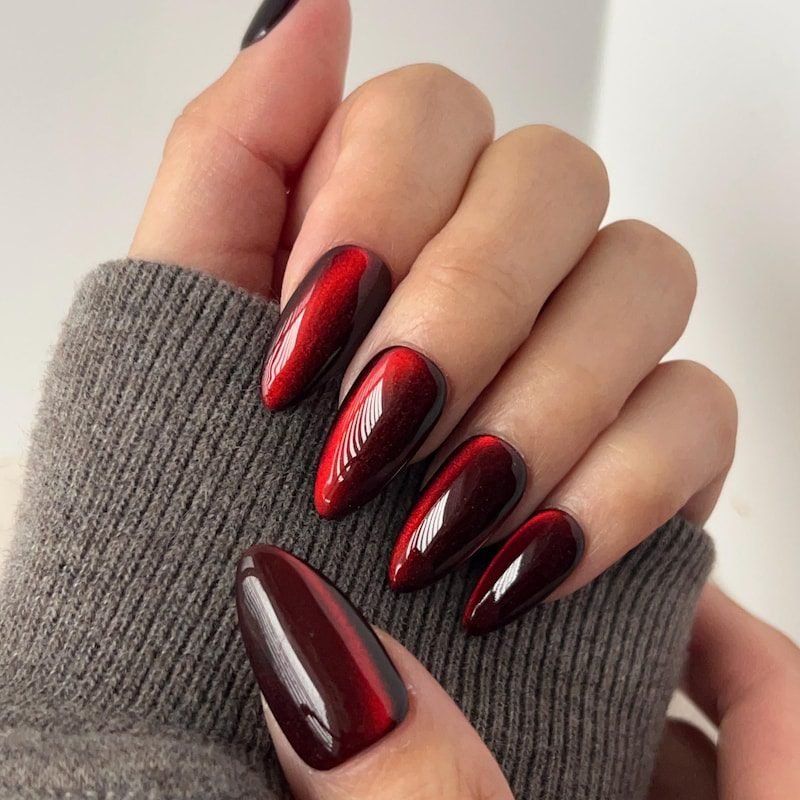 Red magnetic cat eye nails