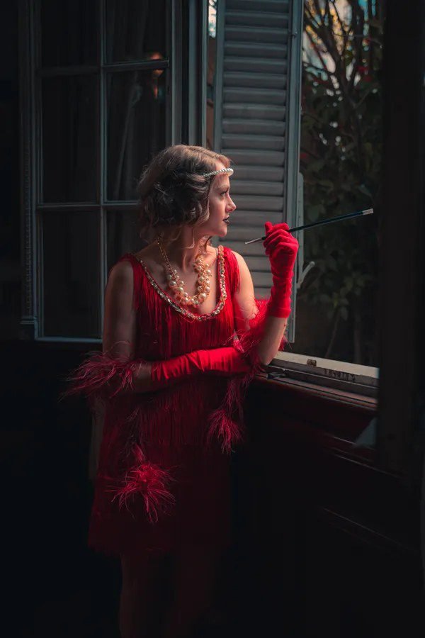 Woman in a 1920s flapper costume