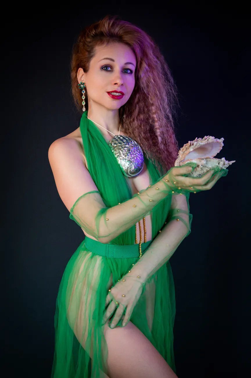Woman with mermaid ringlets long curly hair