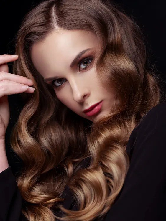 Voluminous glamorous blowout on long hair