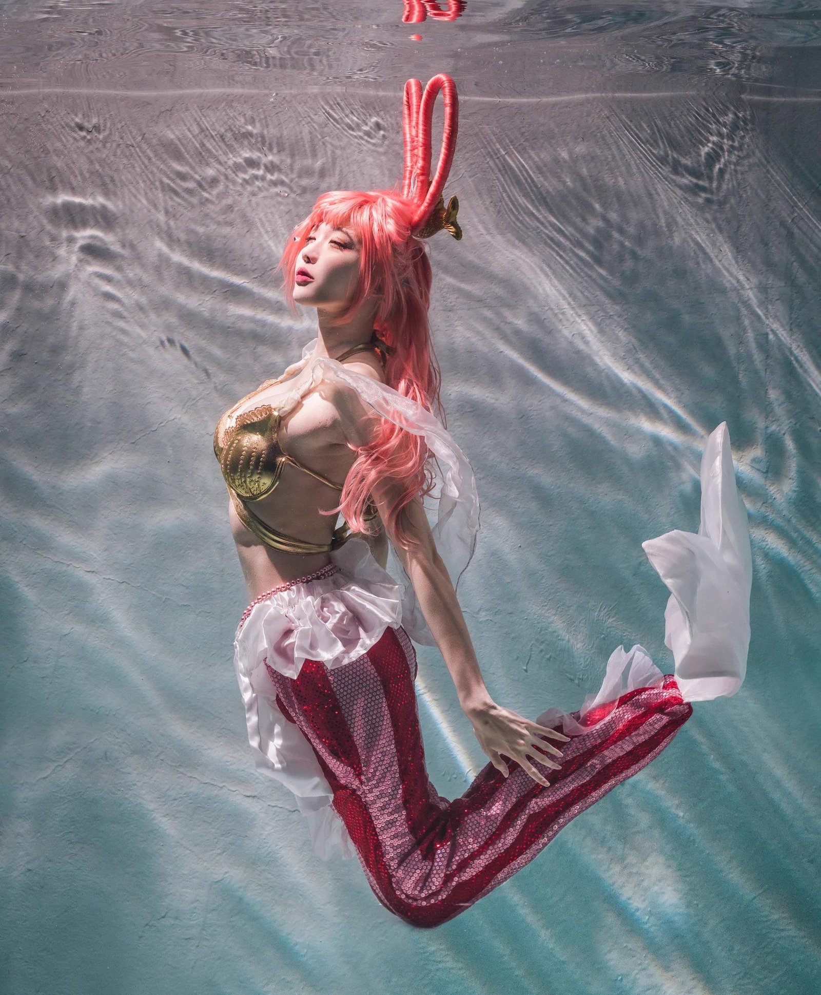 Mermaid costume pink hair woman