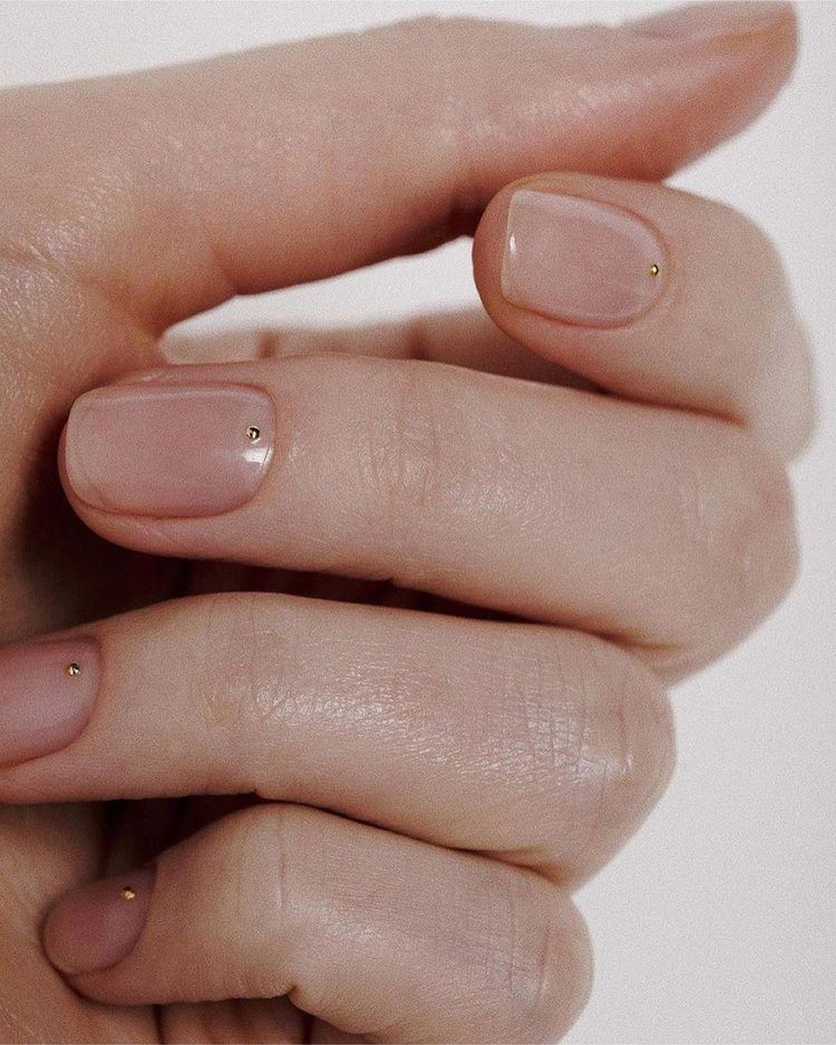 Short nude nails with white daisy nail art