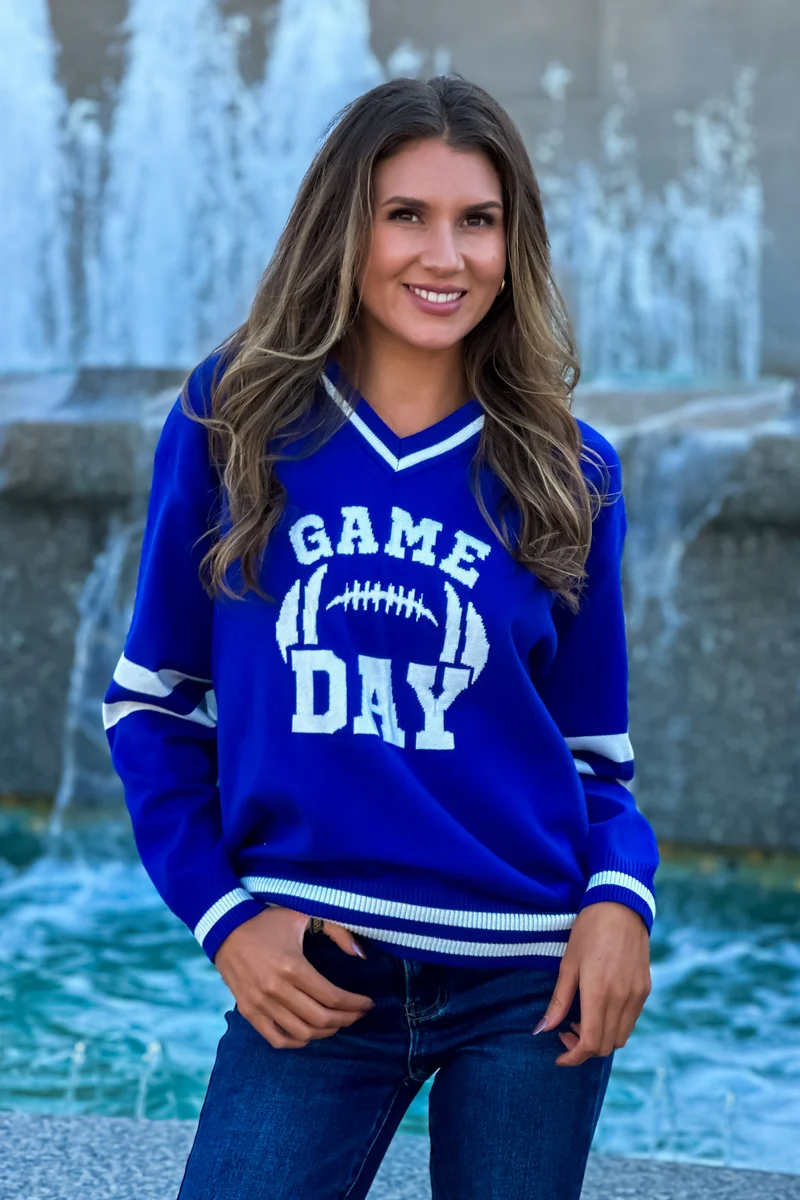 Oversized team hoodie with leggings and sneakers for game day