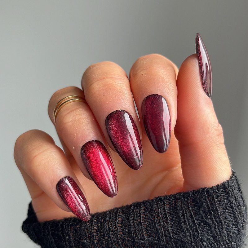 Burgundy magnetic cat eye nails with light band