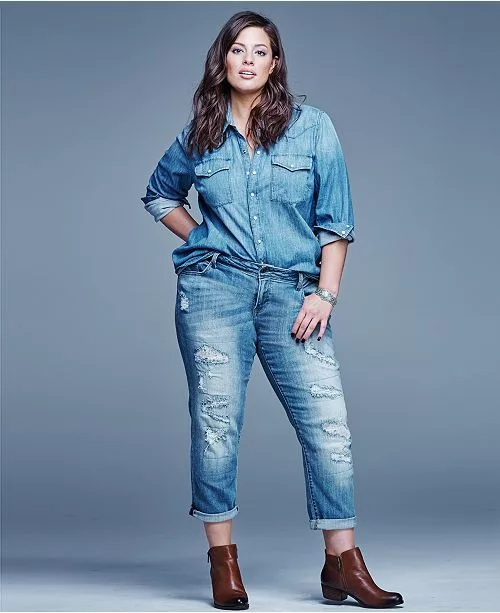 Plus size woman wearing skinny jeans with a chambray shirt